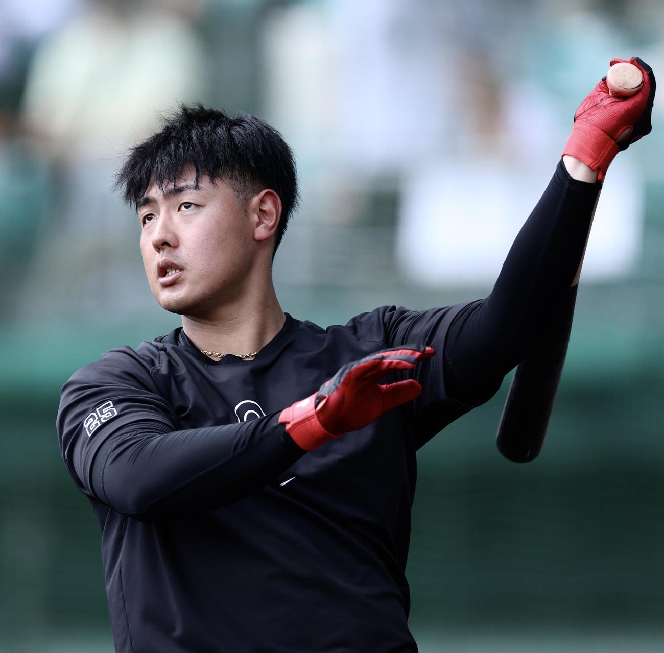 打撃練習する巨人岡本和（撮影・河田真司）