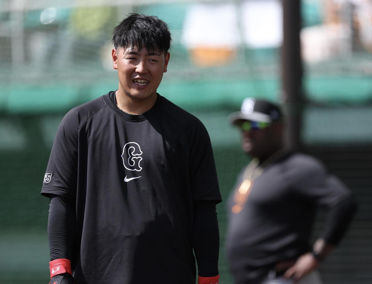 打撃練習する巨人岡本和（撮影・河田真司）