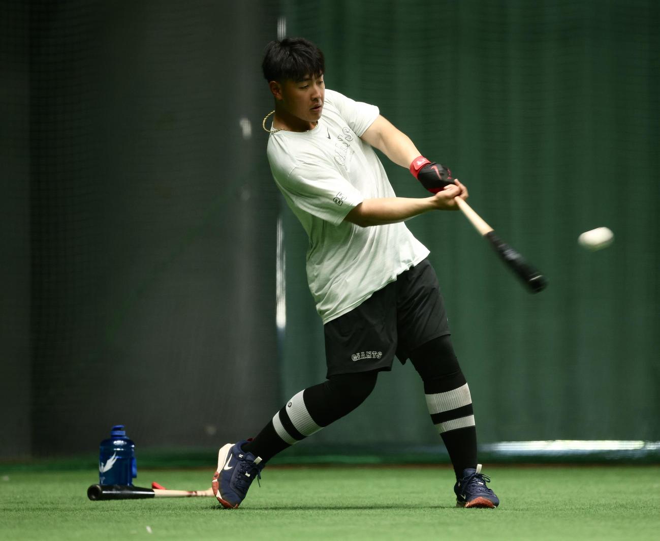 個別で室内打撃練習する巨人岡本和（撮影・河田真司）