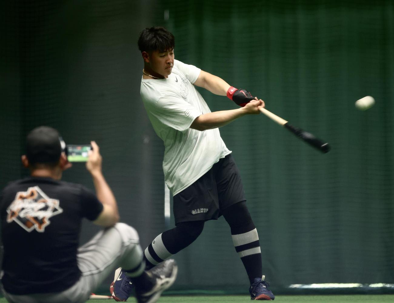 個別で室内打撃練習する巨人岡本和（撮影・河田真司）