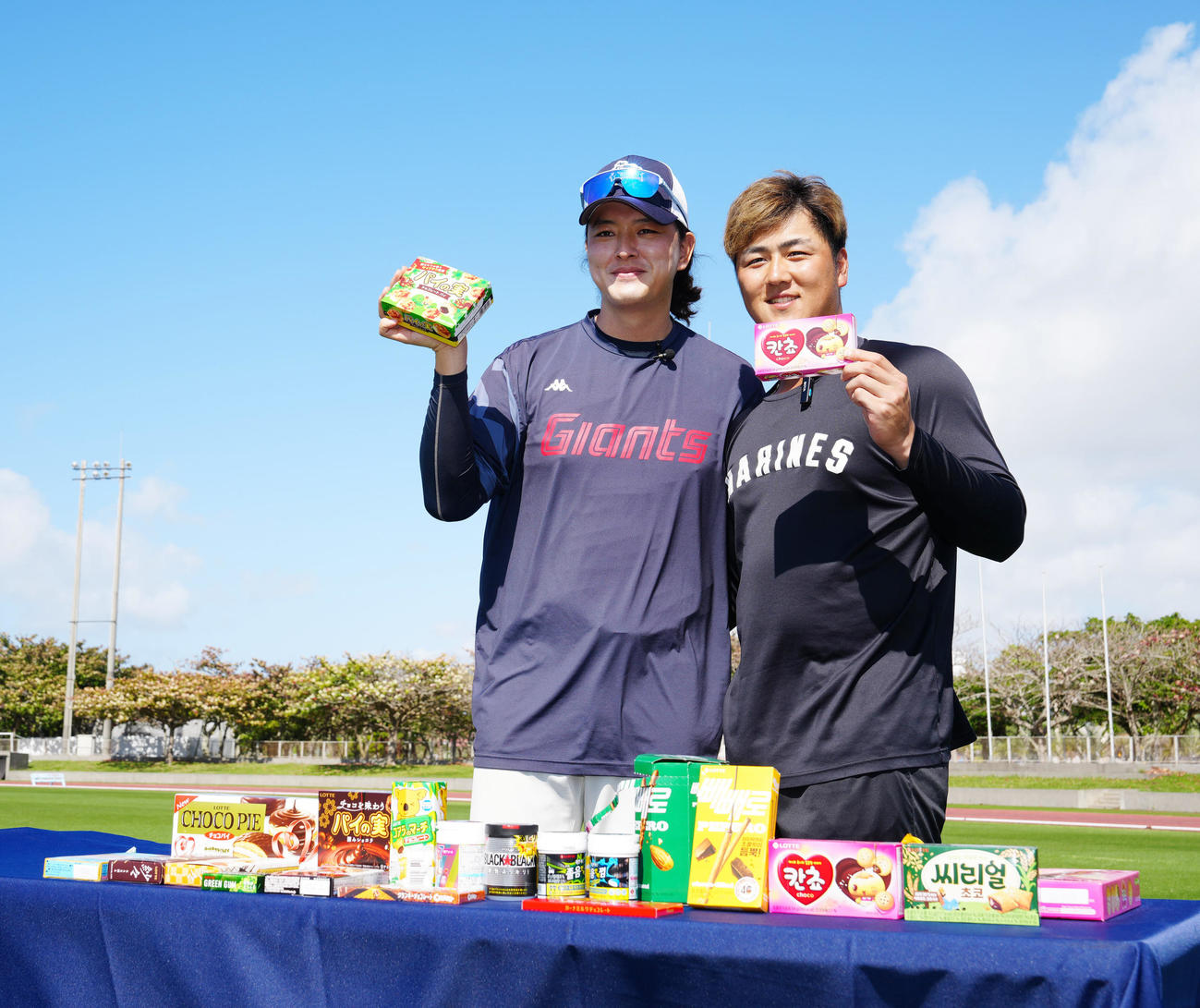 お菓子を食べ比べしたロッテ山口（右）と韓国ロッテの金元中（撮影・江口和貴）