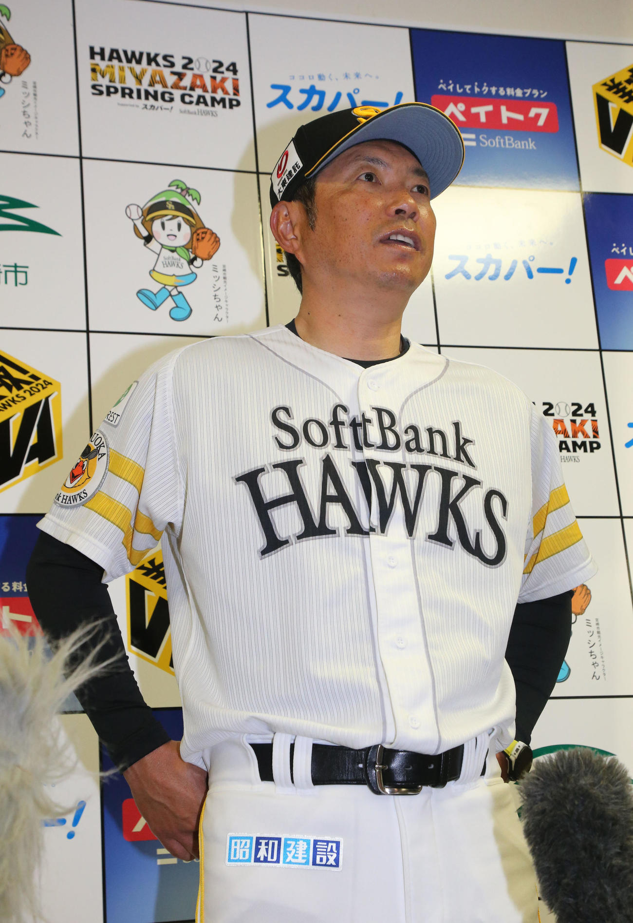 開幕投手は有原。ホームは和田。報道陣の前で発表する小久保監督（撮影・梅根麻紀）