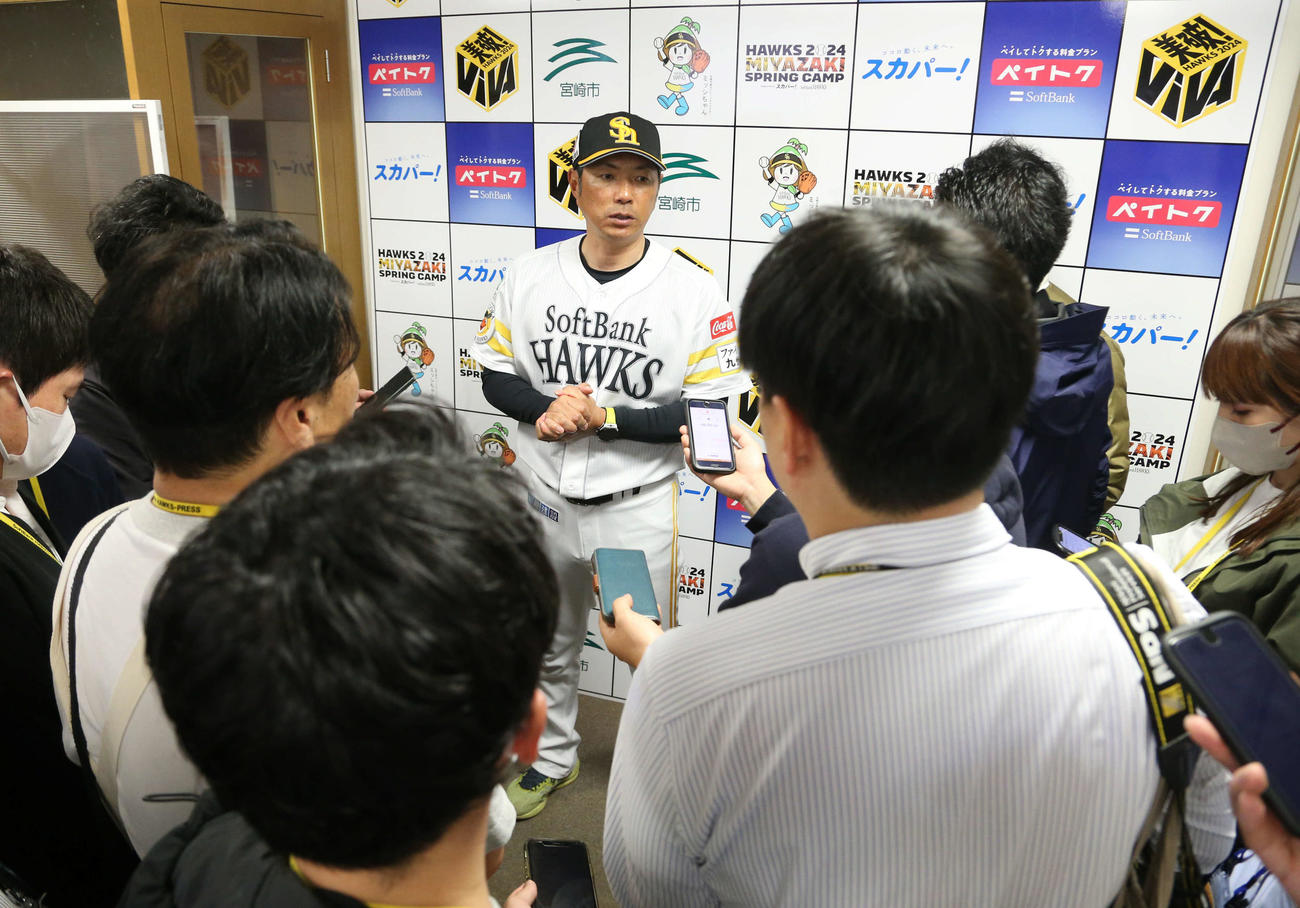開幕投手は有原、ホームは和田と発表する小久保監督（撮影・梅根麻紀）