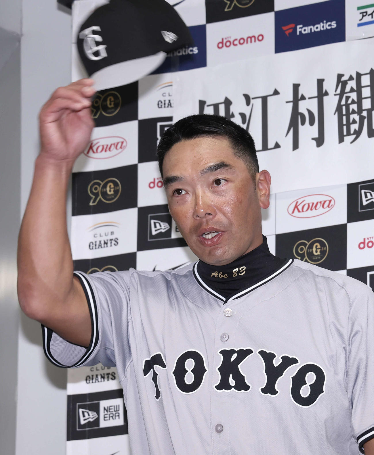 委嘱状交付式あいさつする伊江村観光親善大使の巨人阿部監督（撮影・河田真司）