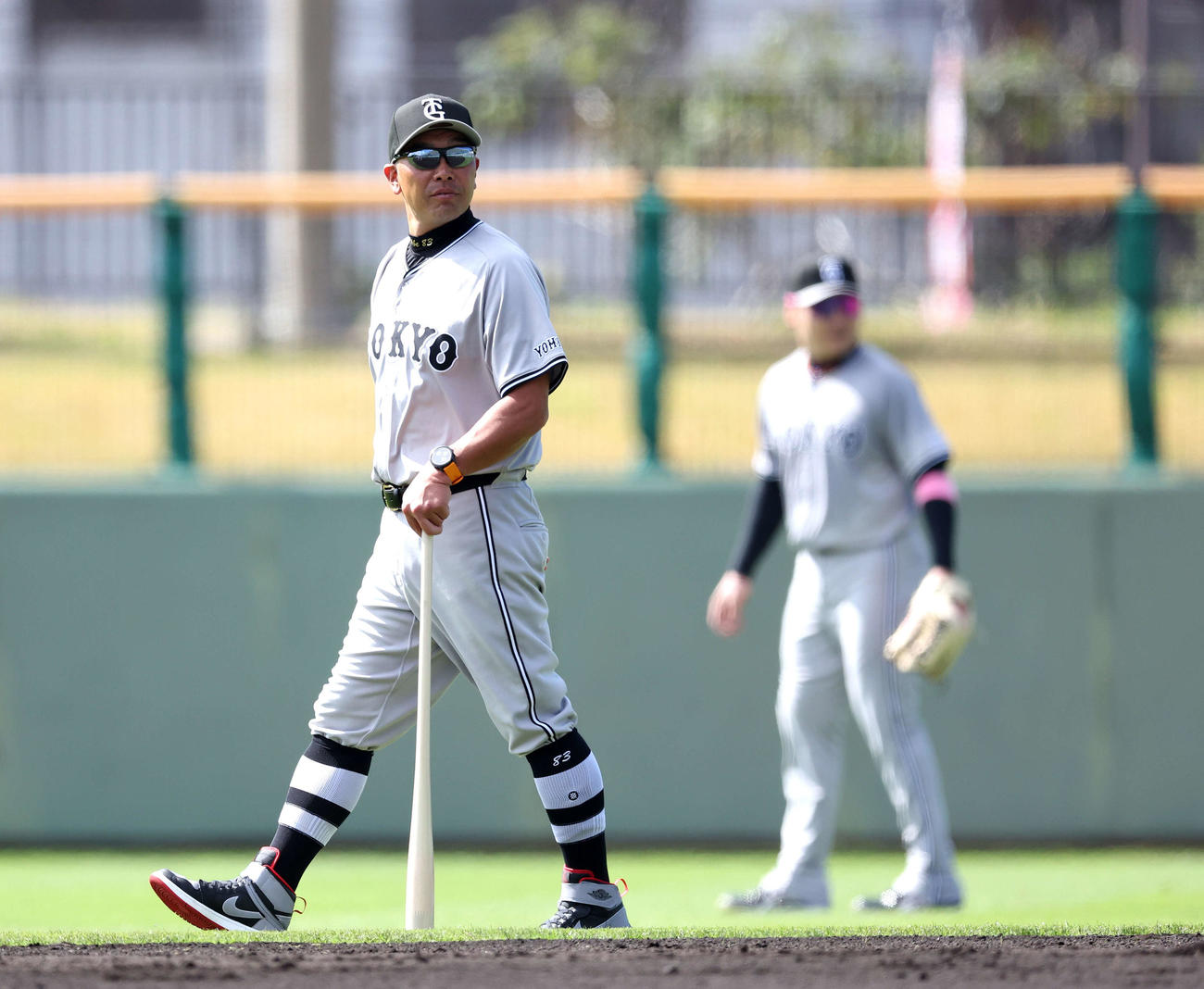 練習を見守る巨人阿部監督（撮影・河田真司）