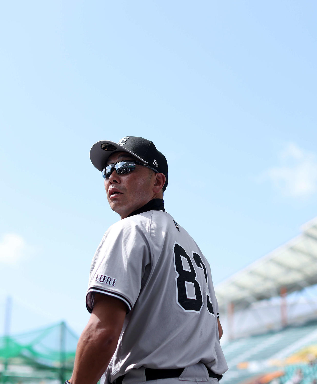 練習を見守る巨人阿部監督（撮影・河田真司）