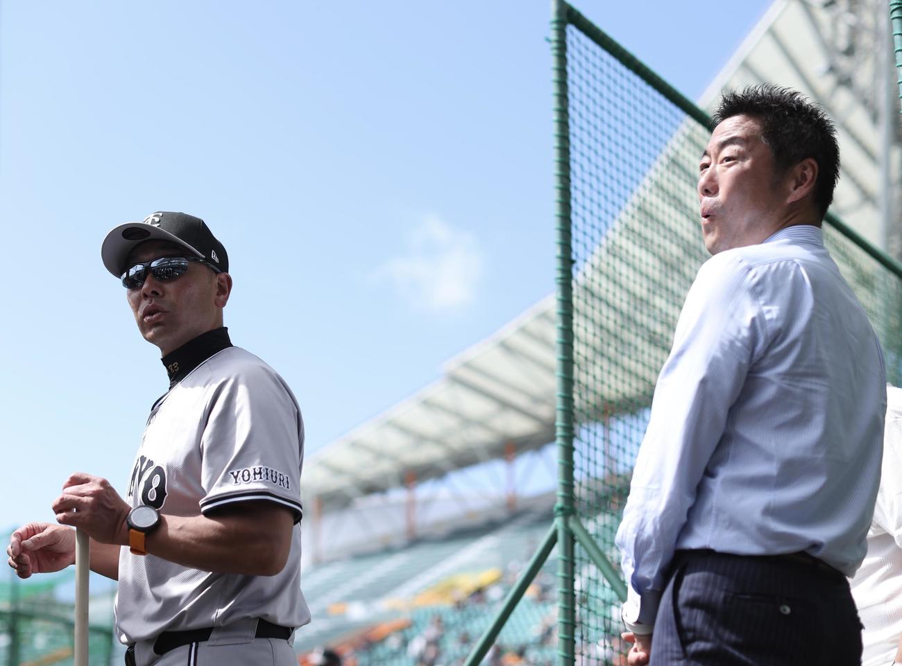 言葉を交わす巨人阿部監督（左）と上原氏（撮影・河田真司）