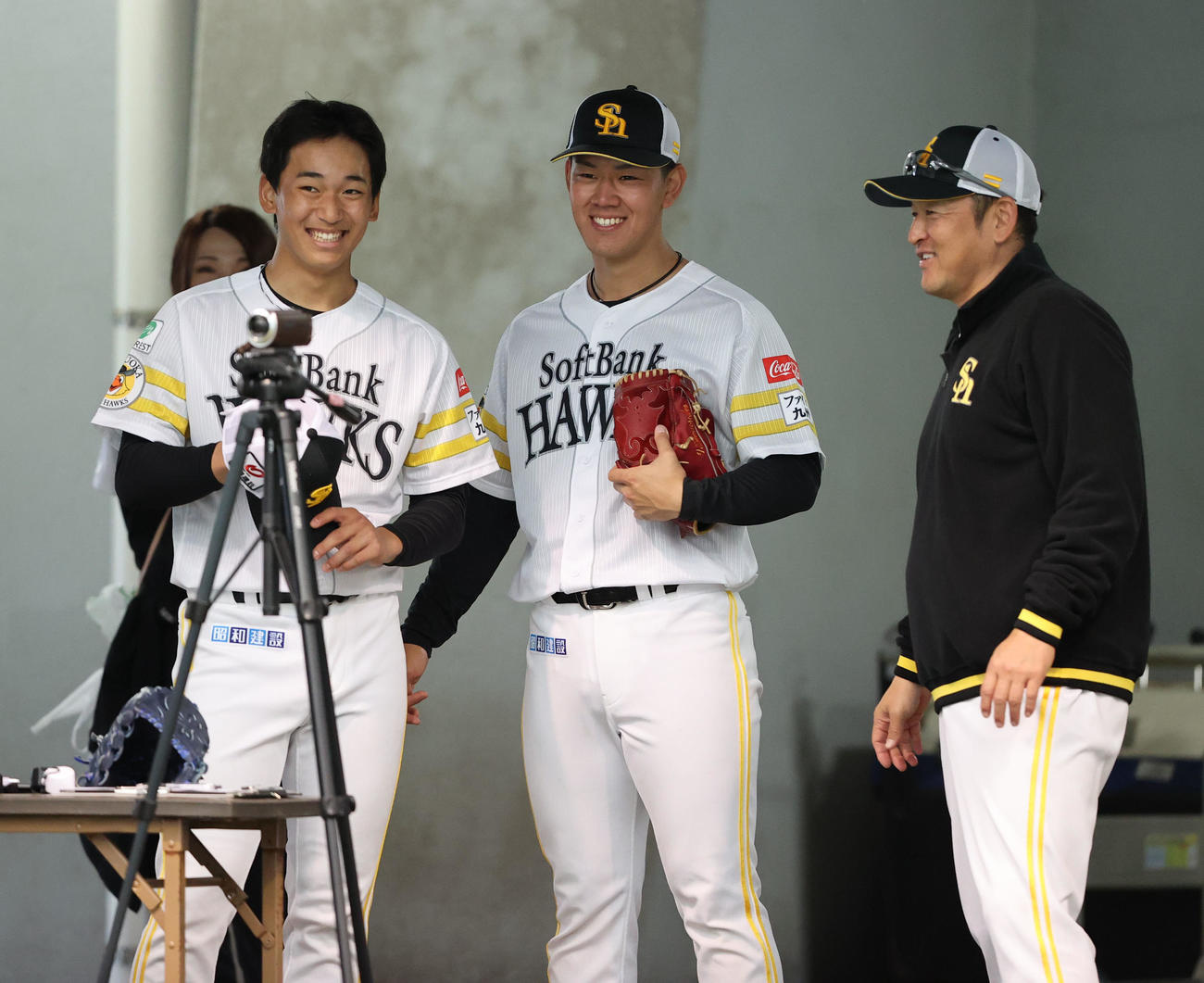 ブルペンで投げる順番を待つ前田悠と岩井は笑顔。右は倉野コーチ（撮影・梅根麻紀）