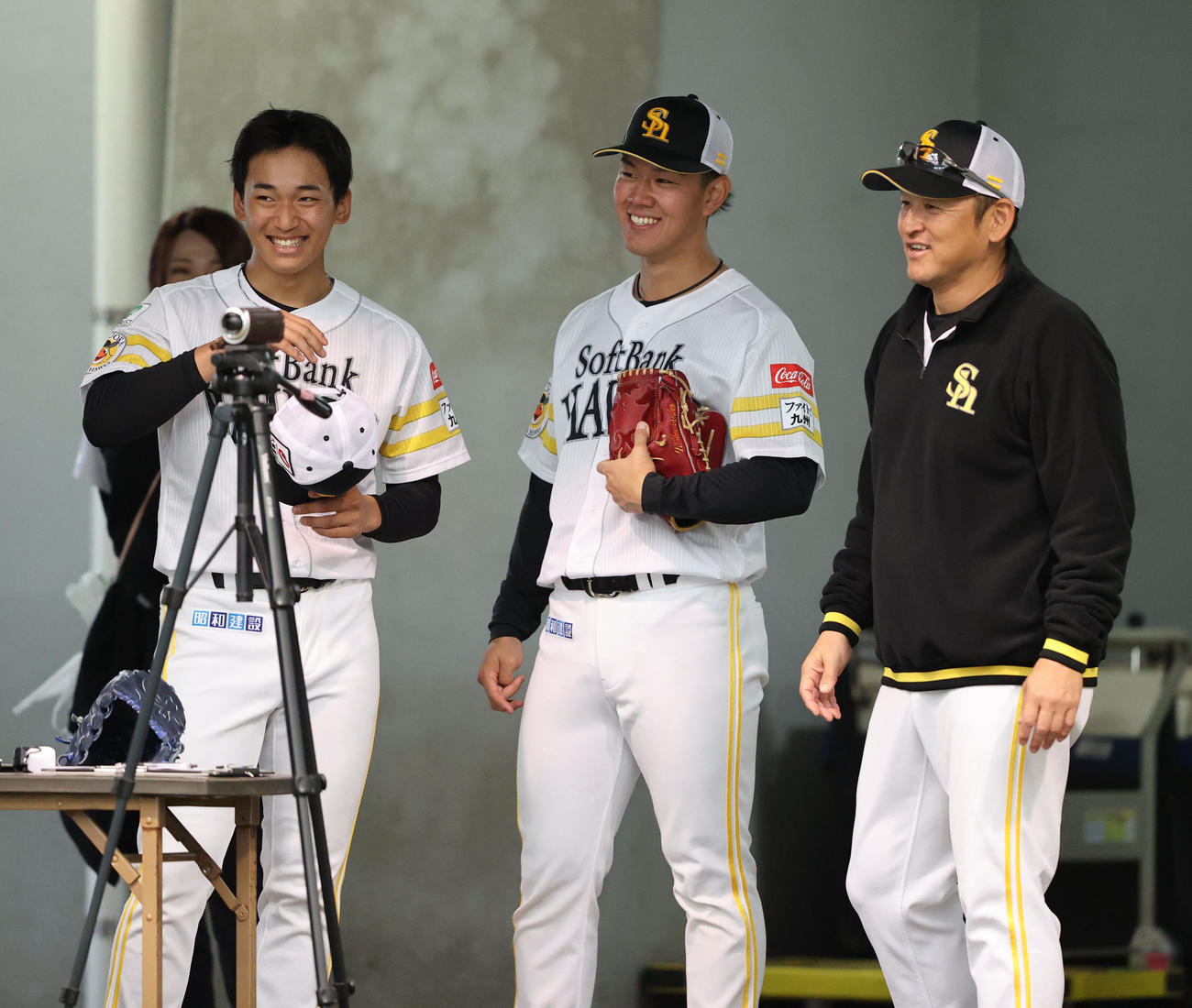 ブルペンで投げる順番を待つ前田悠と岩井は笑顔。右は倉野コーチ（撮影・梅根麻紀）