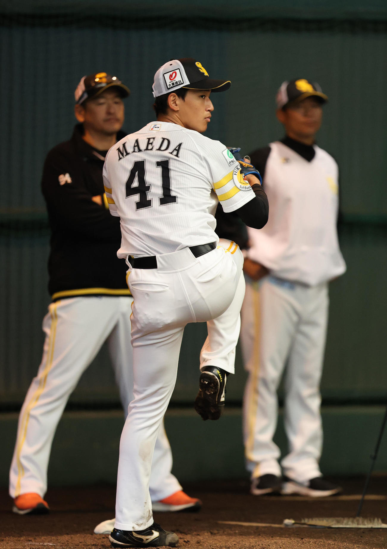 ブルペンに入った前田悠は力強く投げ込む（撮影・梅根麻紀）