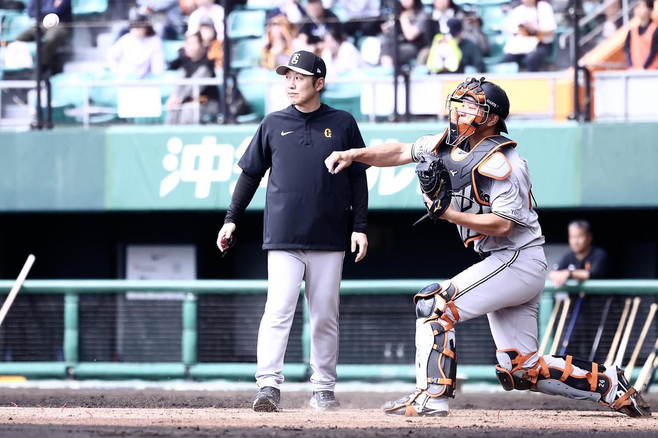 走塁練習で、二塁に送球する巨人大城卓（撮影・河田真司）