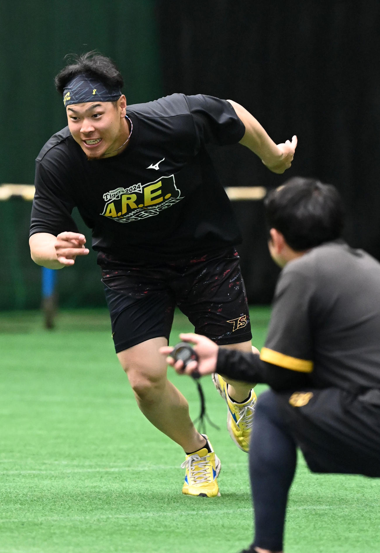強化コンディショニングを行う阪神佐藤輝（撮影・前岡正明）