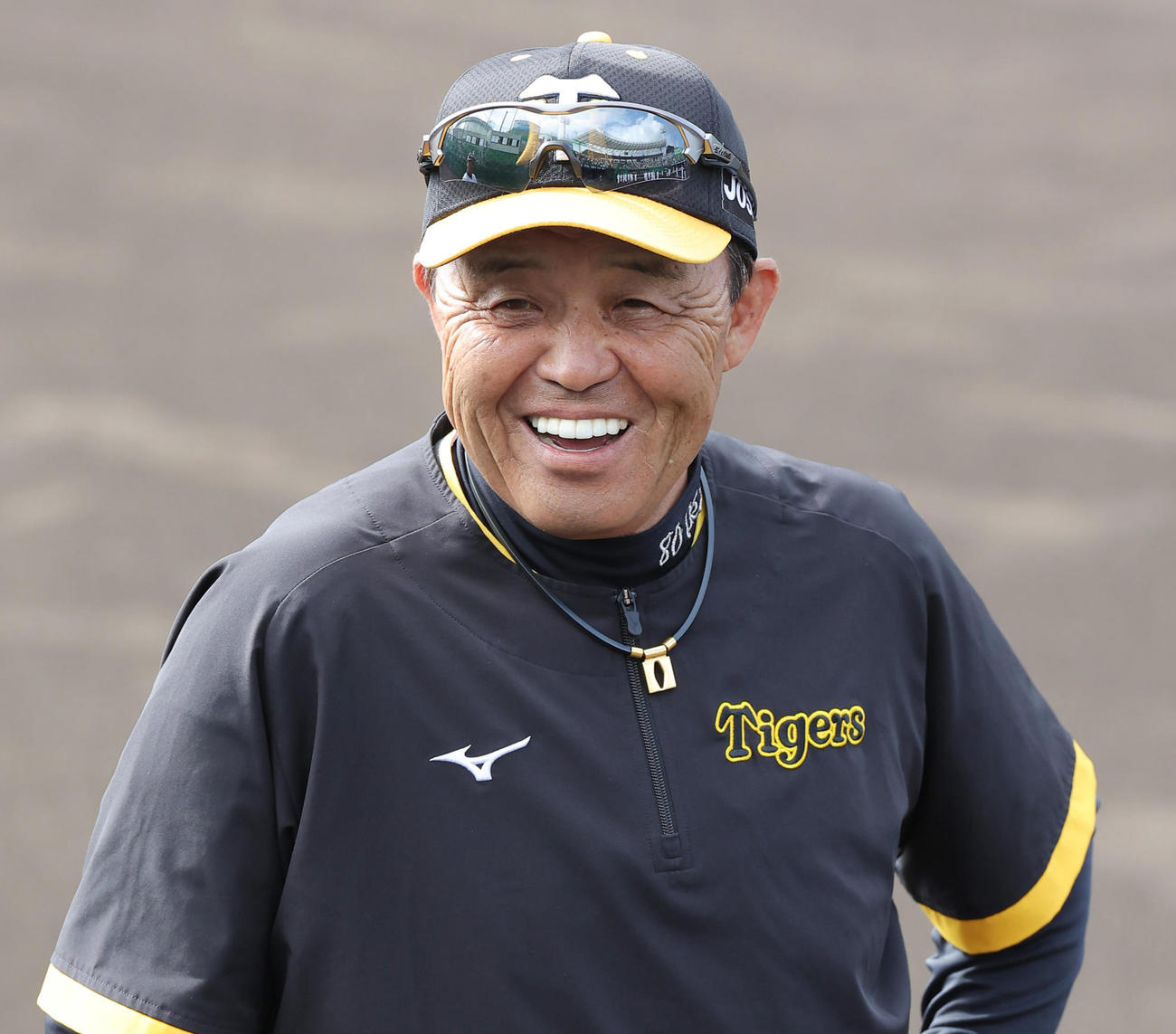 練習中、笑顔を見せる阪神岡田監督（撮影・前田充）