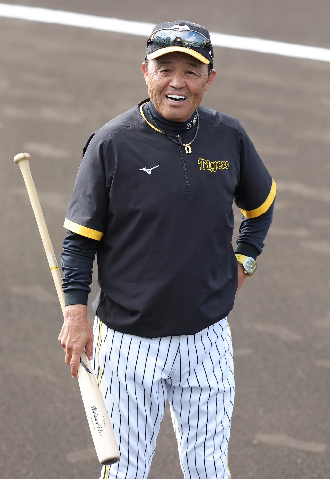 練を見つめ、笑顔を見せる阪神岡田監督（撮影・前田充）