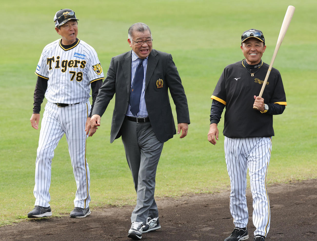阪神春季キャンプ　宜野座に訪れた掛布氏（中央）と言葉を交わし笑顔を見せる阪神岡田監督。左は平田ヘッドコーチ（撮影・前田充）