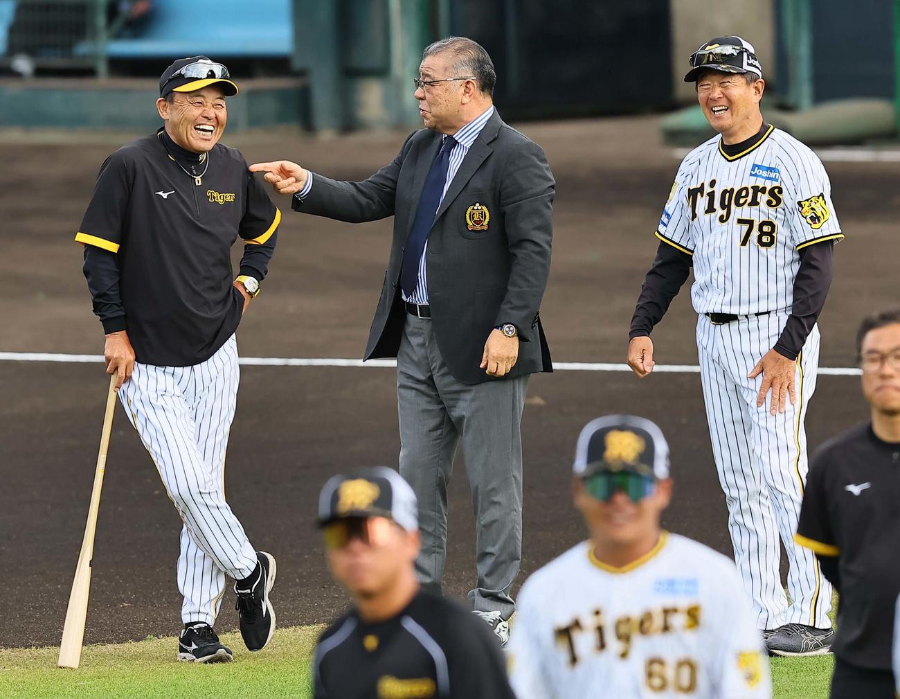 掛布氏（中央）のトークに爆笑する岡田監督（左）と平田ヘッドコーチ（撮影・上田博志）