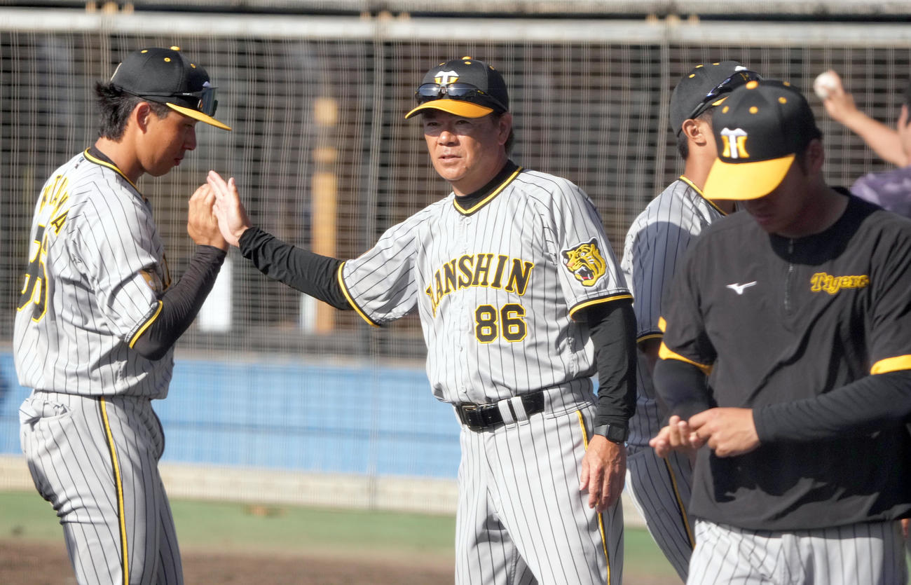 2軍練習試合中日対阪神　試合終了、中日に勝利しナインを迎える和田監督（左から2人目）（撮影・森本幸一）