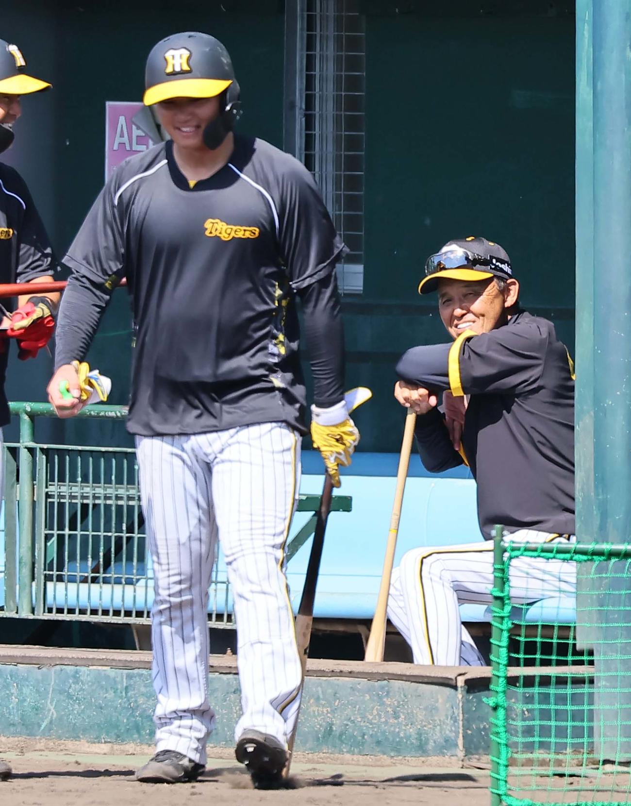 打撃練習に向かう森下（左）に声を掛ける岡田監督（撮影・上田博志）