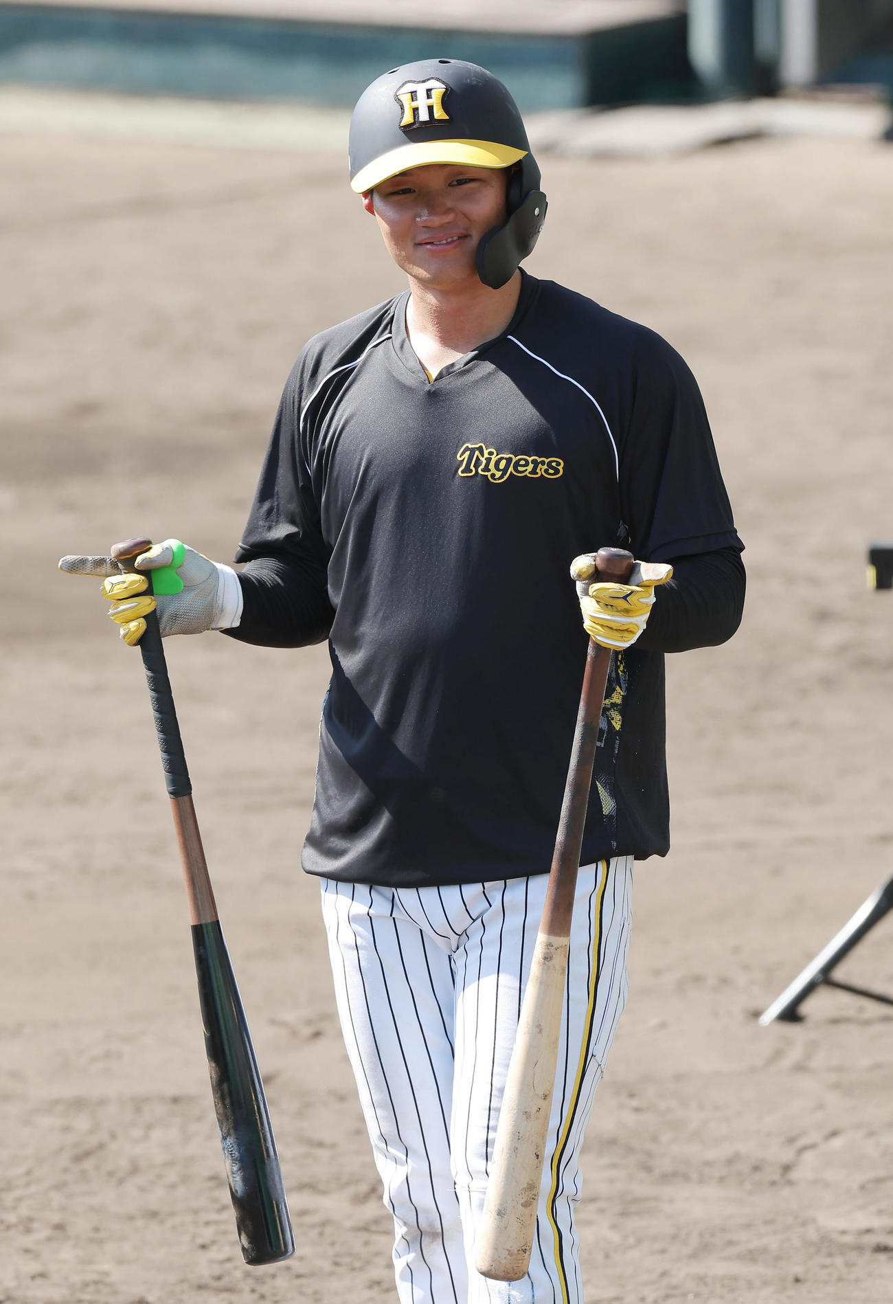 2種類のバットで打撃練習を行った阪神森下（撮影・前田充）
