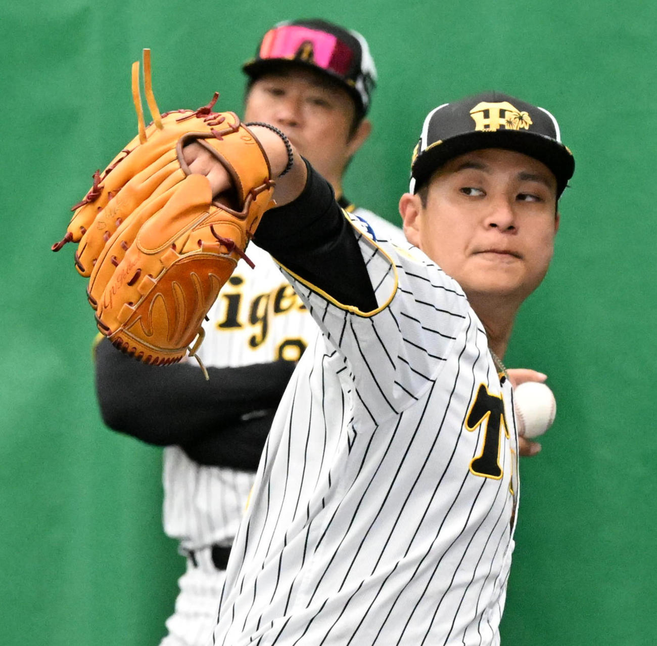 ブルペンで投球練習を行う阪神大竹（撮影・前岡正明）