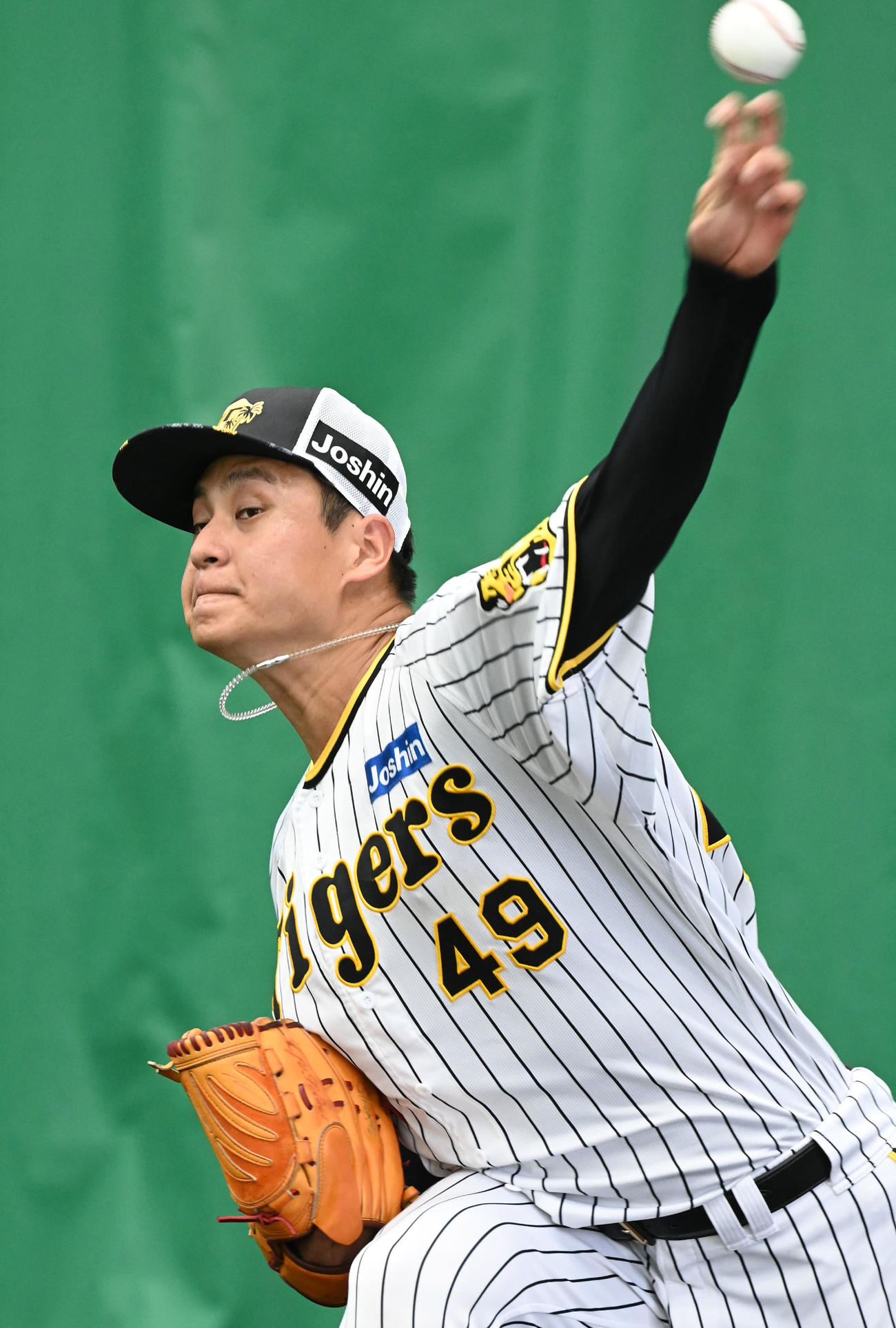 ブルペンで投球練習を行う阪神大竹（撮影・前岡正明）