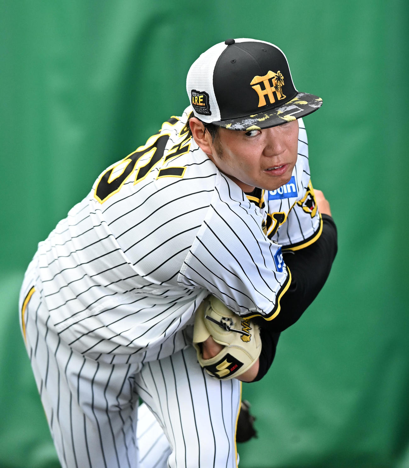 ブルペンで投球練習を行う阪神西勇（撮影・前岡正明）
