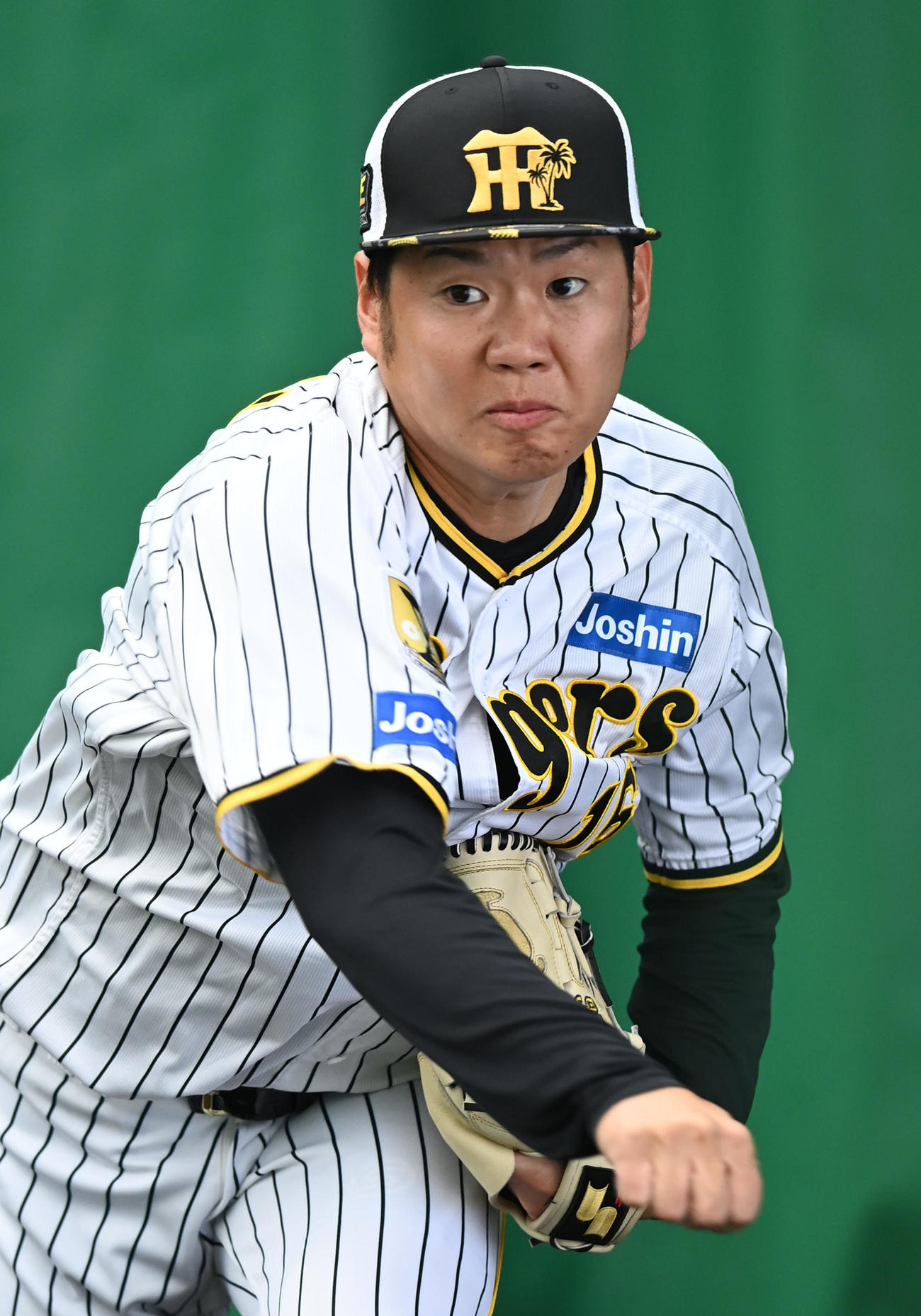 ブルペンで投球練習を行う阪神西勇（撮影・前岡正明）