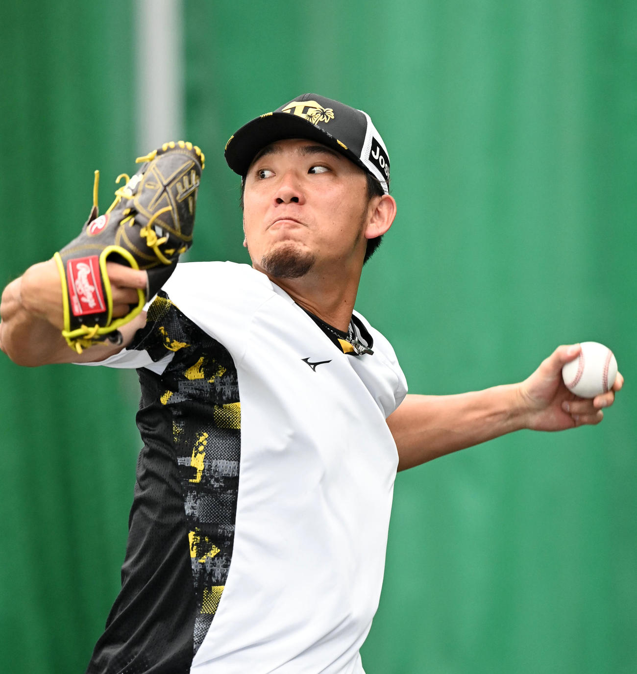 ブルペンで投球練習を行う阪神伊藤将（撮影・前岡正明）