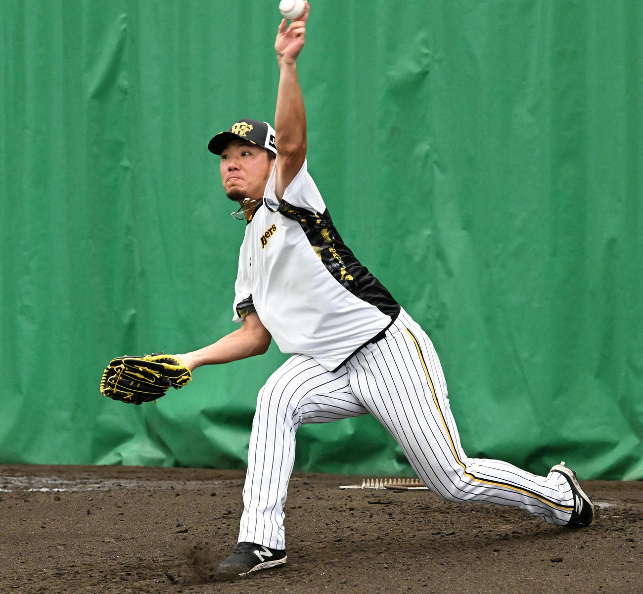ブルペンで投球練習を行う阪神伊藤将（撮影・前岡正明）
