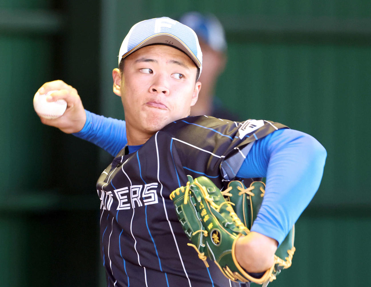 ブルペンで投球する日本ハム孫易磊（撮影・佐藤翔太）