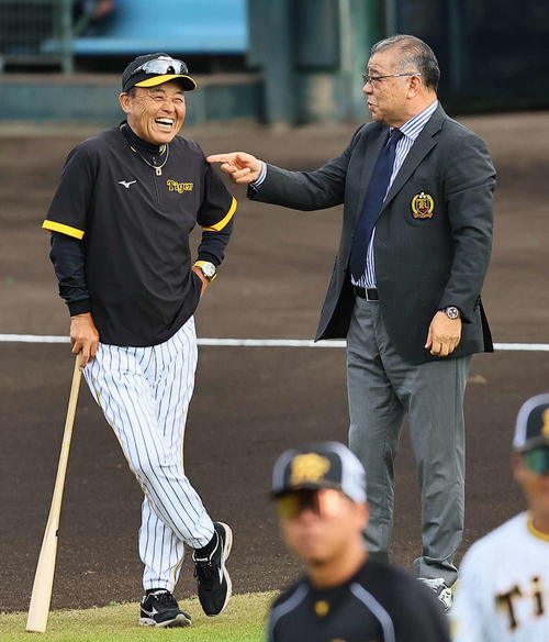 掛布氏(右)と談笑する阪神岡田監督(撮影・上田博志)