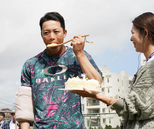 誕生日を迎えた岡林は、報道陣から贈られたケーキを頬張る(撮影・森本幸一)