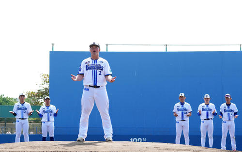 キャンプを打ち上げ、手締めをするDeNA牧。後方左から山本、東、三浦監督、佐野、度会(撮影・横山健太)