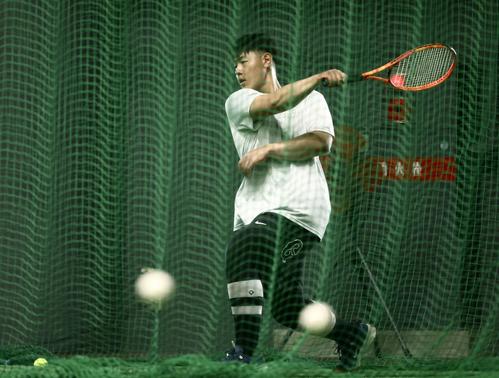 個別練習でラケットを使用する巨人岡本和(撮影・河田真司)