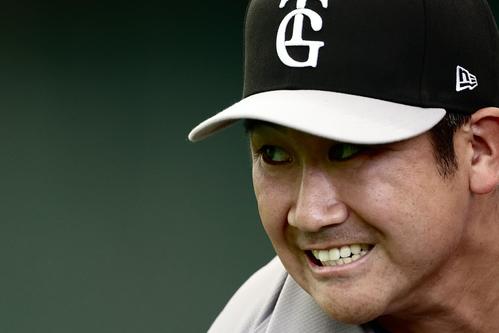 ブルペン投球する巨人菅野(撮影・河田真司)