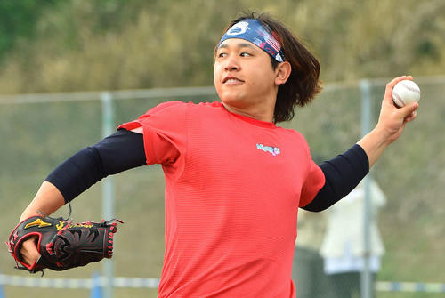 キャッチボールを行うオリックス宮城(撮影・岩下翔太)