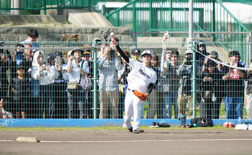 大勢のファンが見つめる中、キャッチボールを行うロッテ佐々木(撮影・江口和貴)
