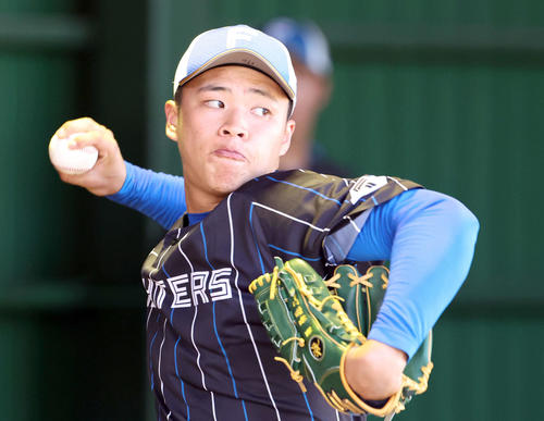ブルペンで投球する日本ハム孫易磊(撮影・佐藤翔太)