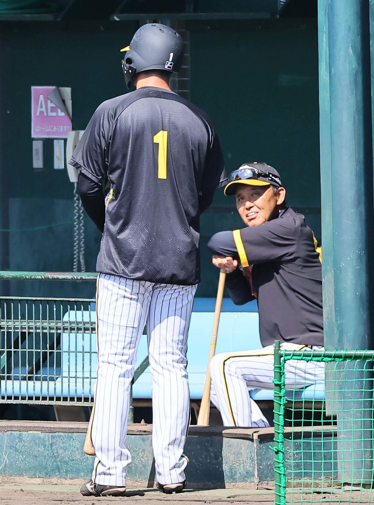 森下（左）に声を掛ける岡田監督（撮影・上田博志）