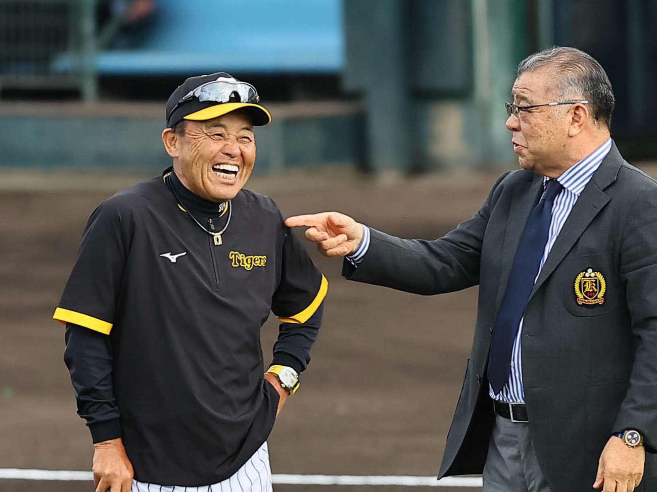 掛布氏（右）と談笑する阪神岡田監督（撮影・上田博志）