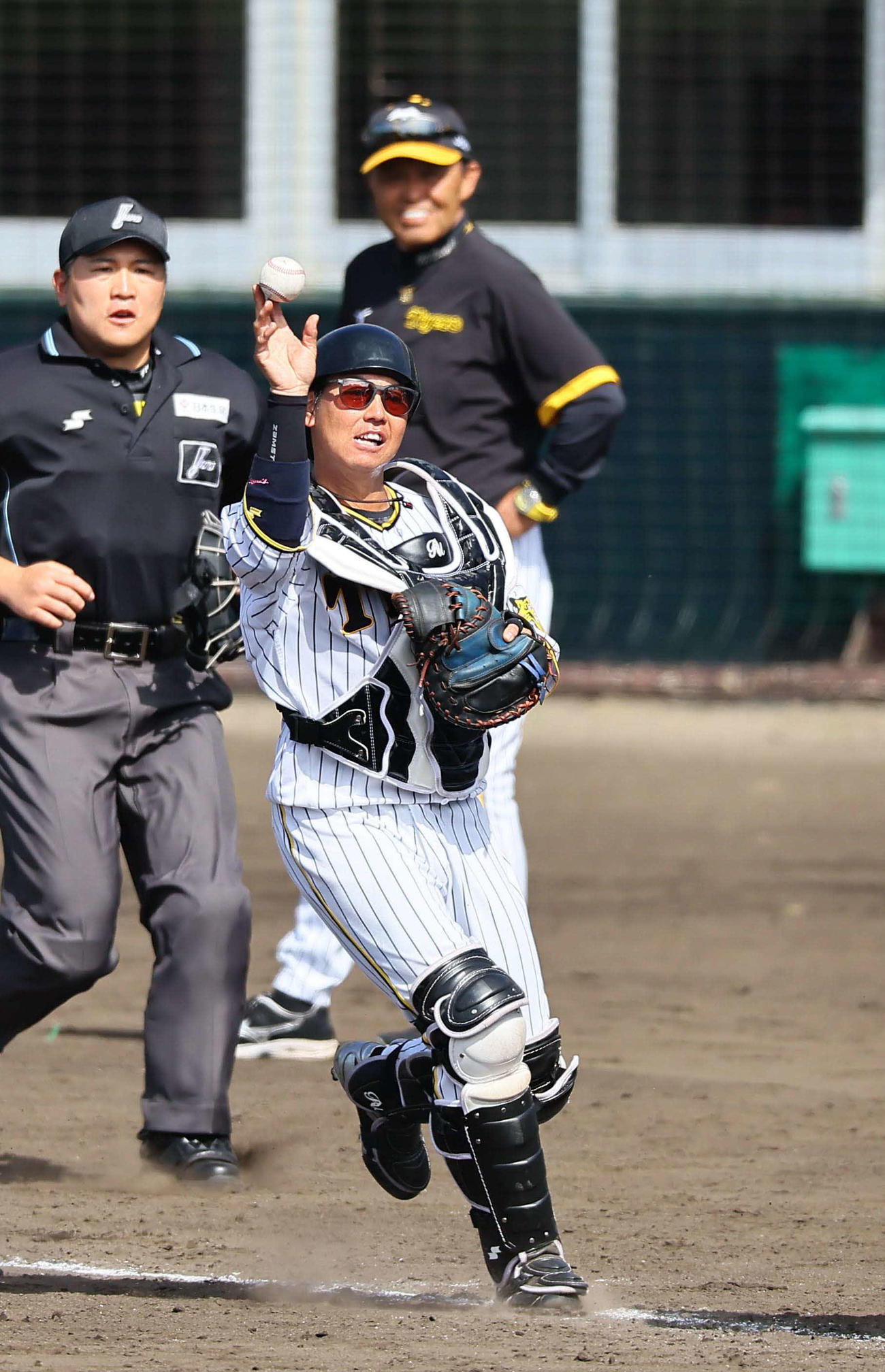 ランダンプレーの練習をする阪神梅野。後方は岡田監督（撮影・上田博志）