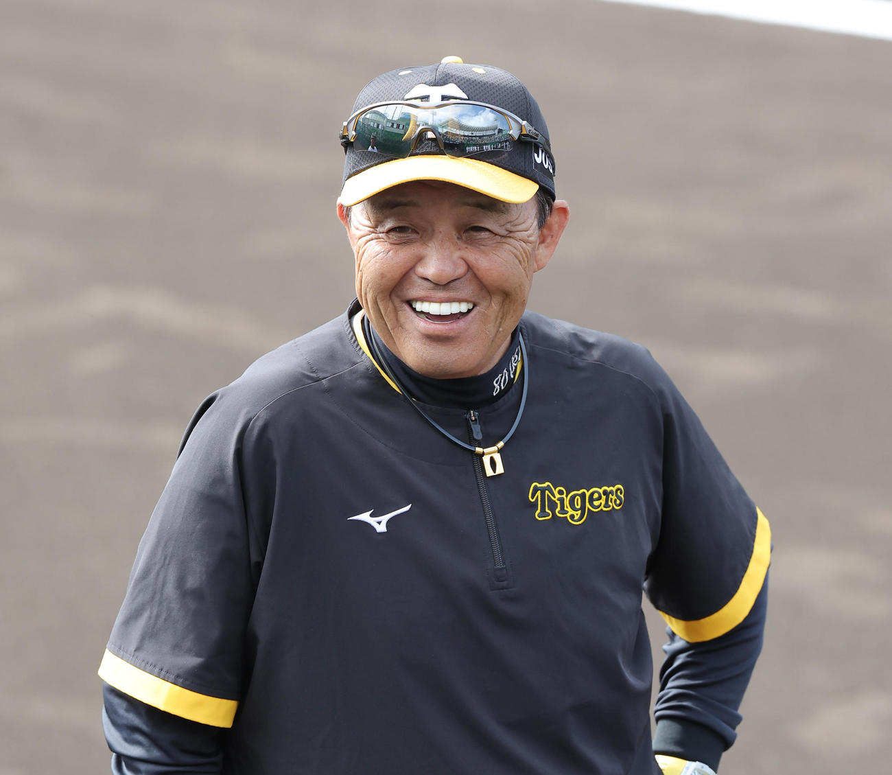 練習中、笑顔を見せる阪神岡田監督（撮影・前田充）