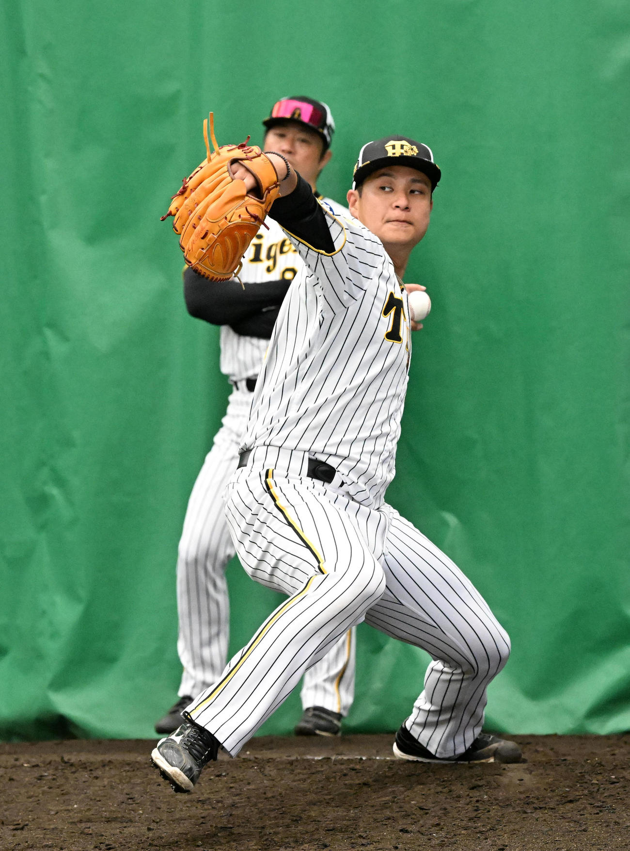 ブルペンで投球練習を行う阪神大竹（撮影・前岡正明）