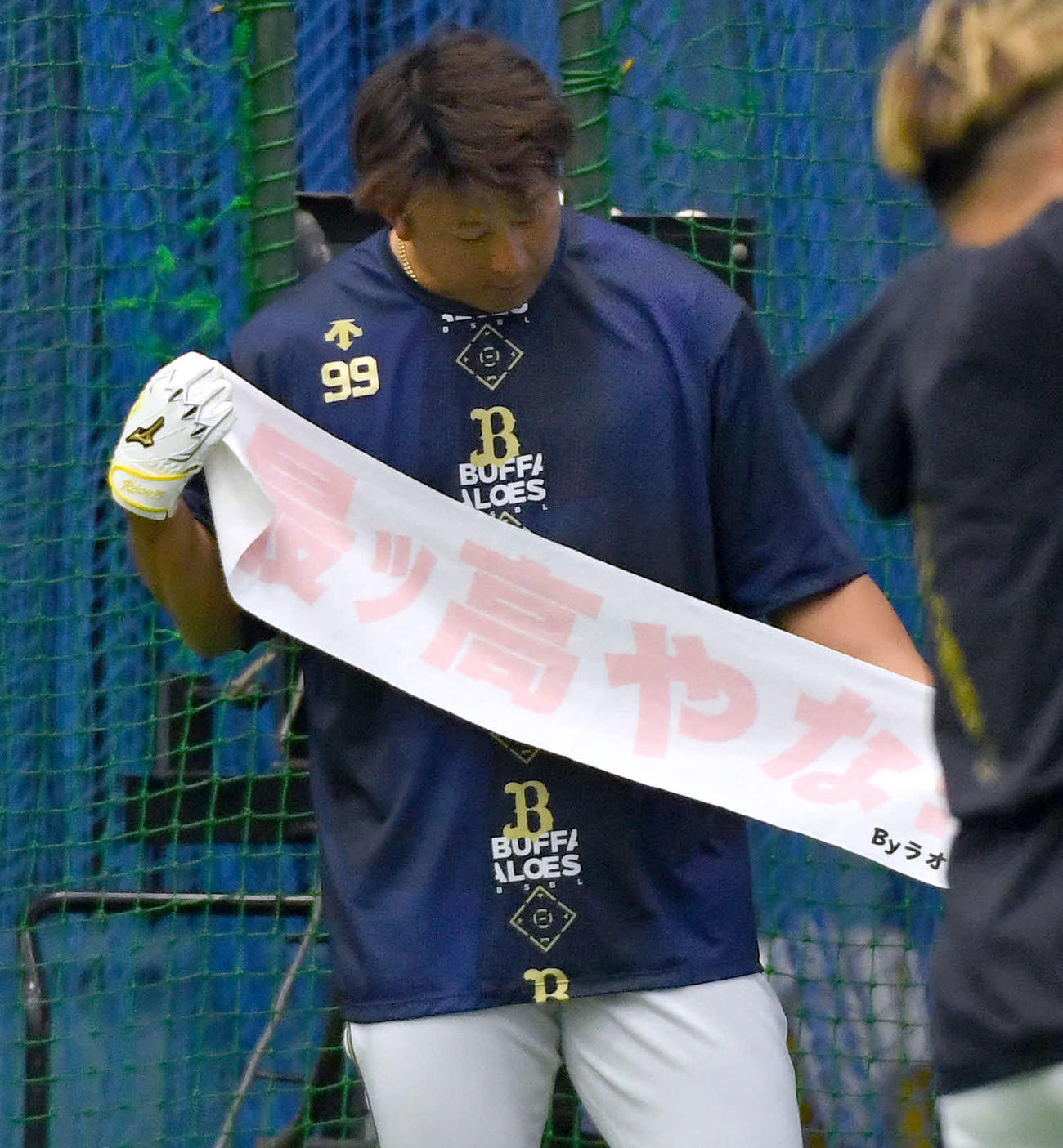 「最ッ高やな！！」と書かれたタオルを広げるオリックス杉本（撮影・岩下翔太）