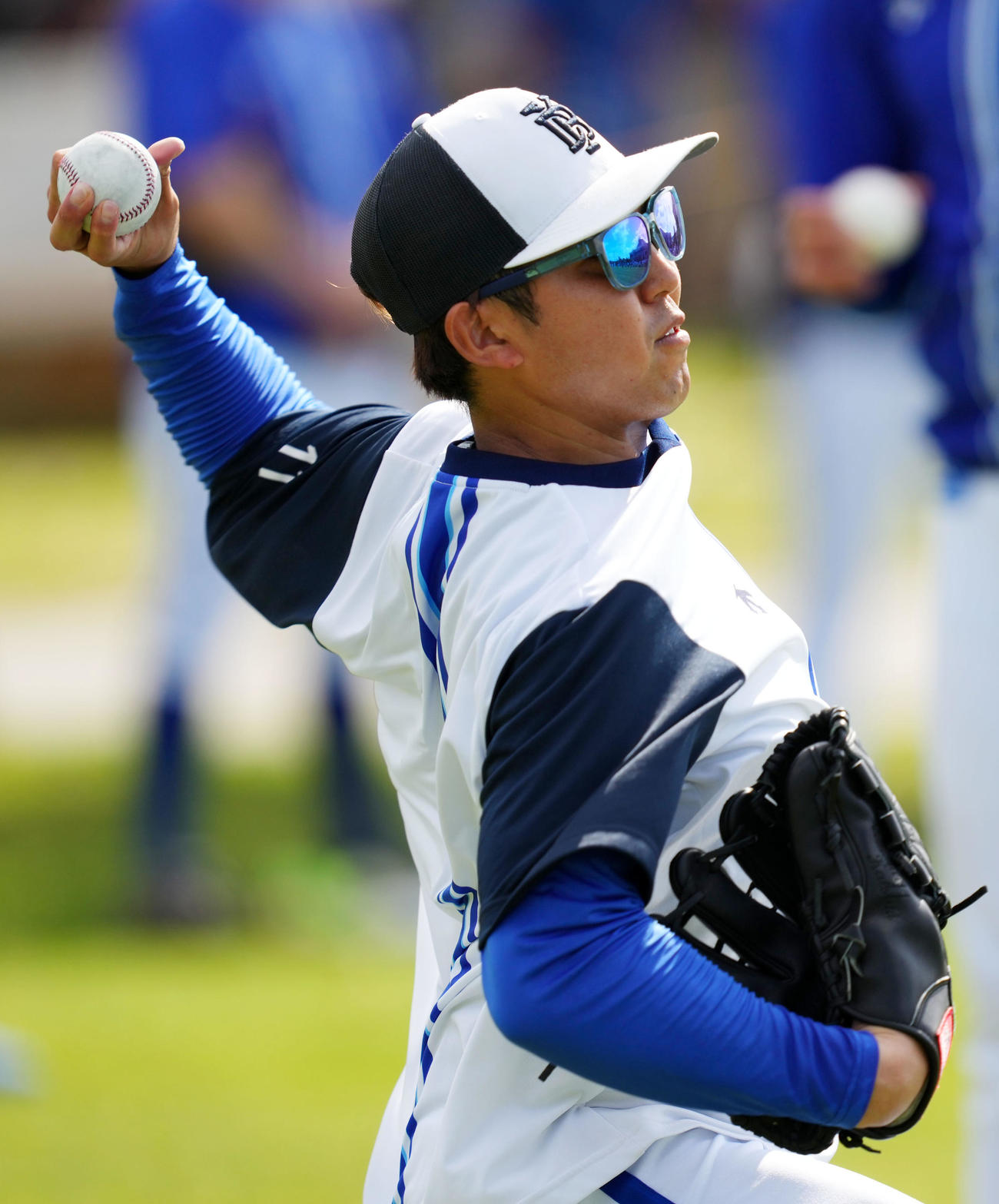 キャッチボールをするDeNA東（撮影・横山健太）