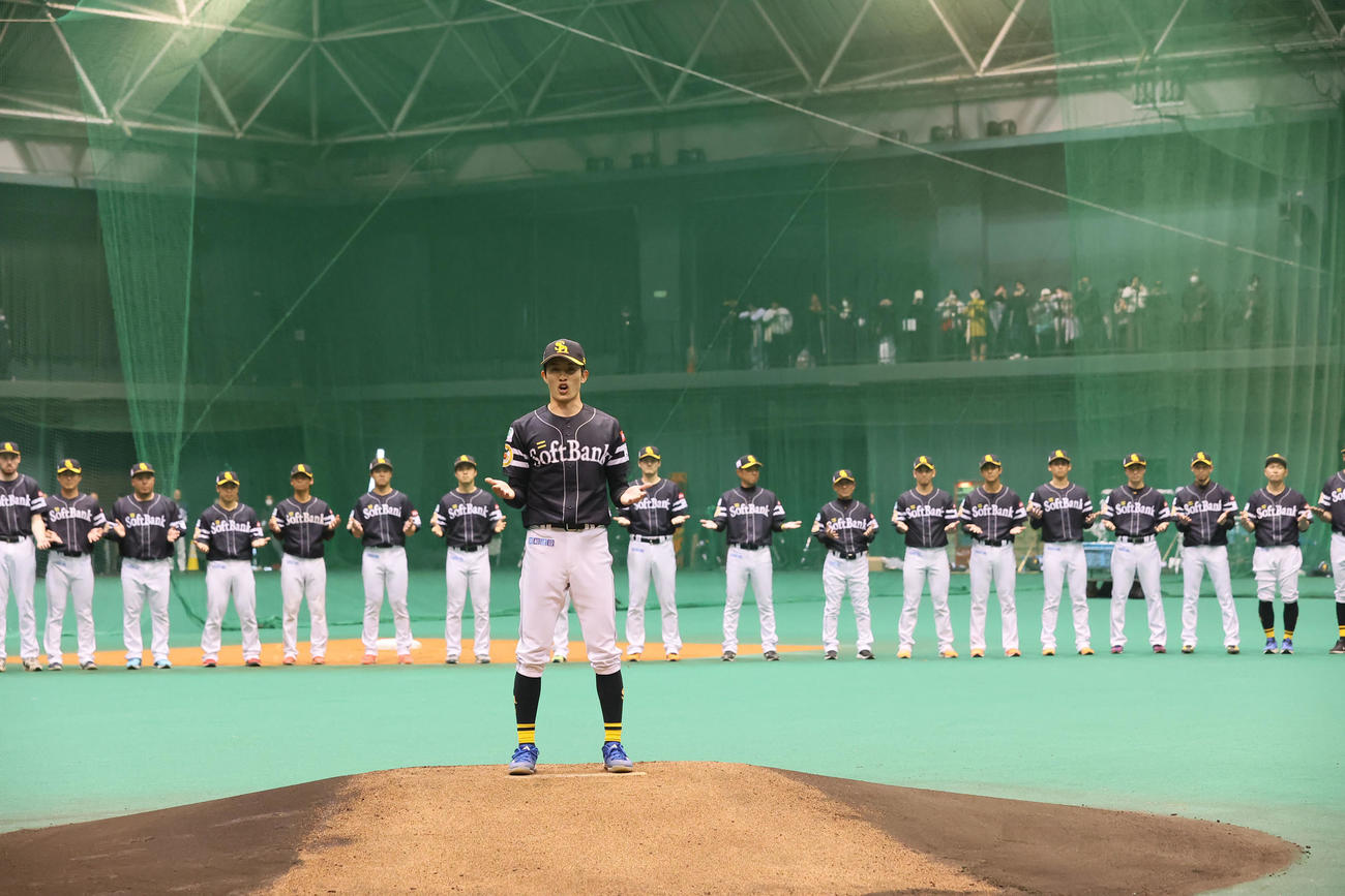 ソフトバンク春季キャンプを打ち上げあいさつする周東（撮影・冨田成美）