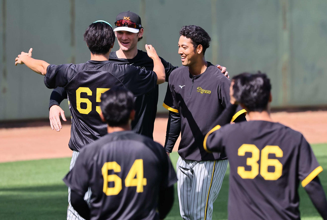 巨人ケラー（中央）は阪神投手陣にあいさつに訪れた（撮影・上田博志）