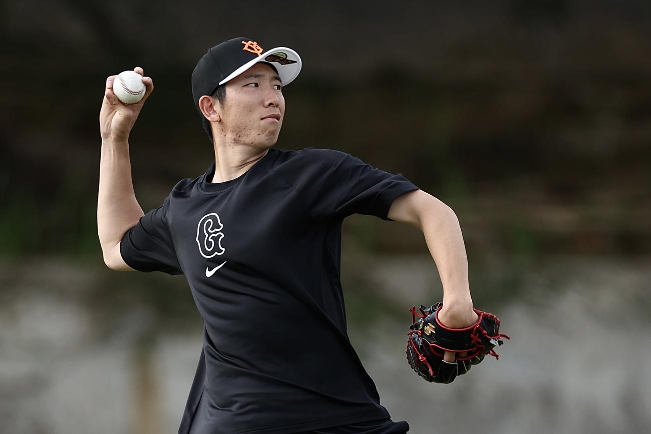 巨人対阪神　キャッチボールする巨人戸郷（撮影・河田真司）