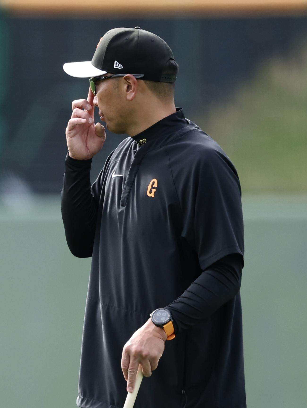 試合前、練習を見守る巨人阿部監督（撮影・河田真司）