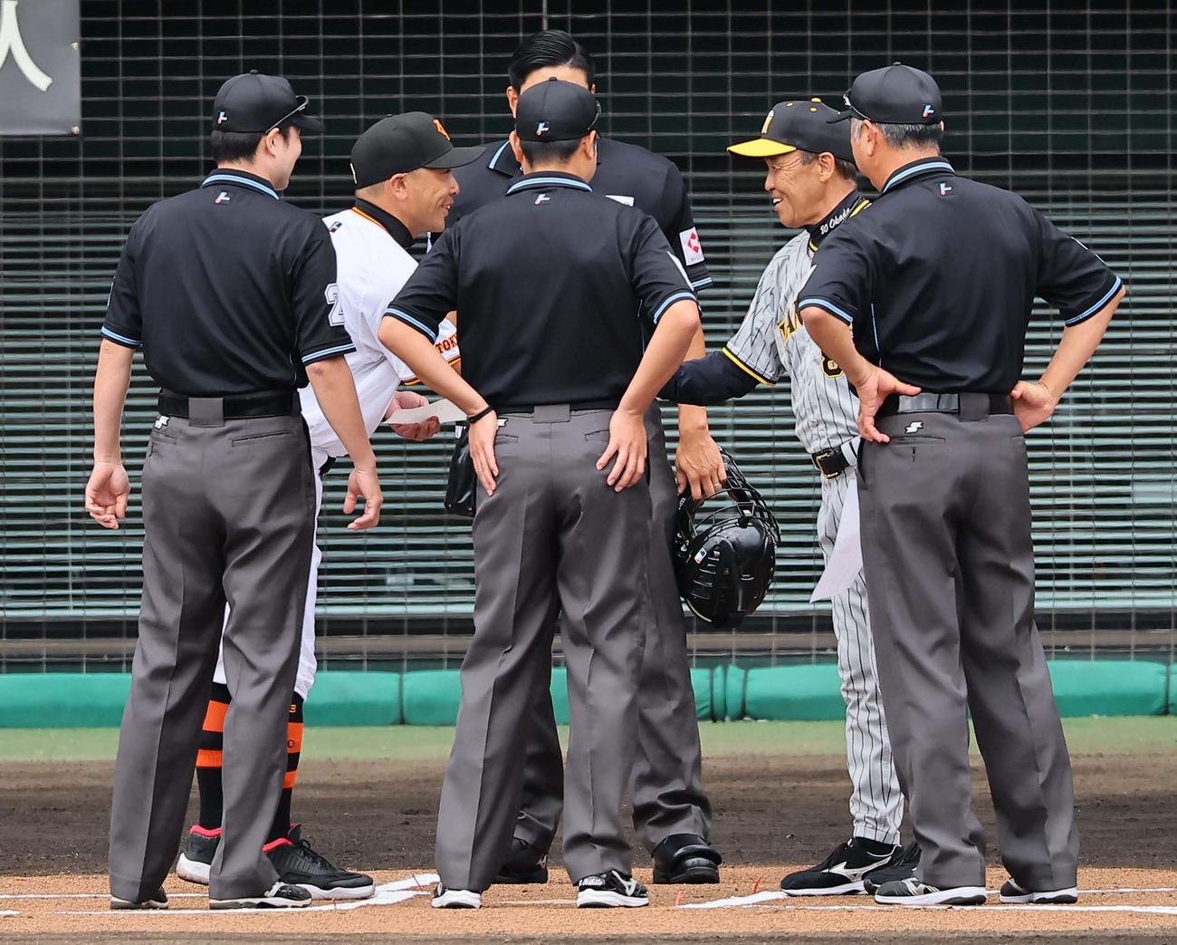 巨人対阪神　メンバー交換であくしゅを交わす阿部監督（左から2人目）と岡田監督（撮影・上田博志）